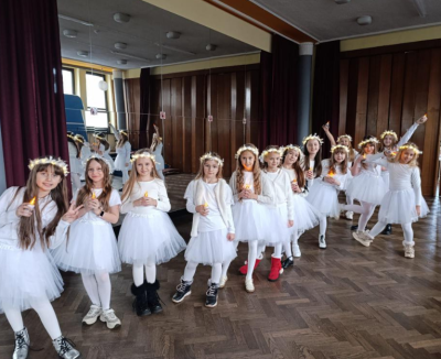 Występ Trójki na pierwszym jarmarku bożonarodzeniowym w DK w Ozimku